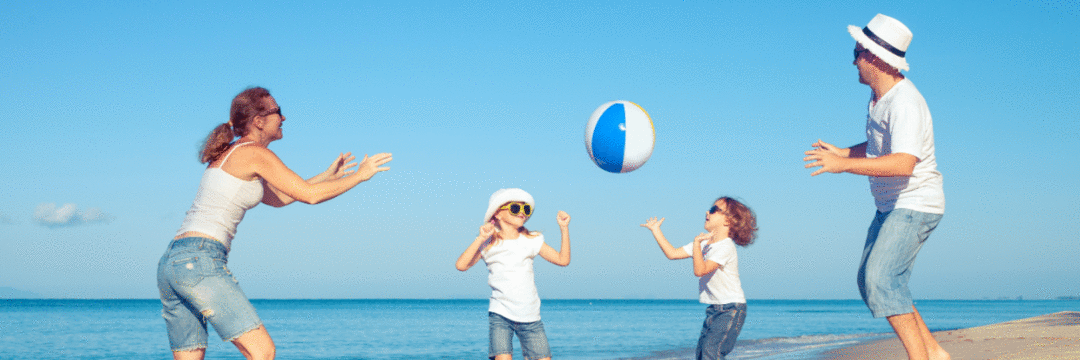 Brincadeiras na praia...tem coisa mais divertida para se conectar com os pequenos?