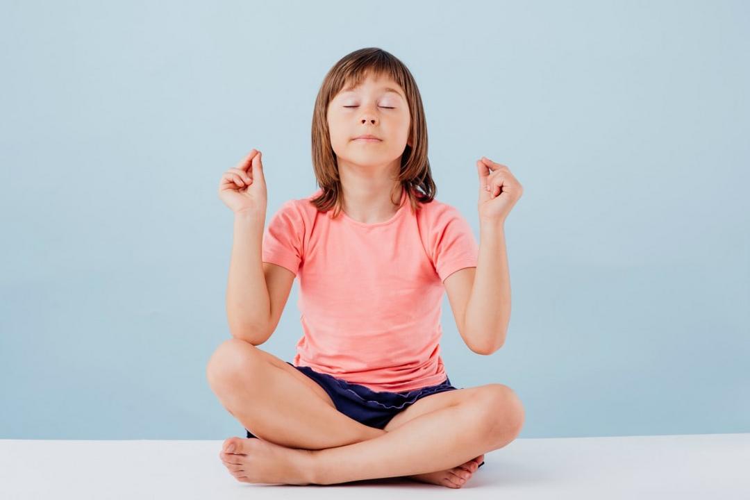 3 práticas simples para começar a meditar com as crianças em casa – e ajudá-las nas atividades escolares